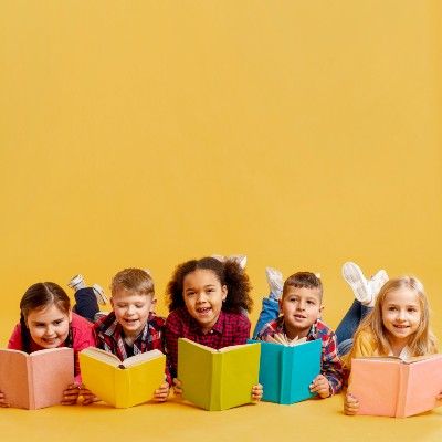 Copii europeni într-o clasă luminoasă și prietenoasă