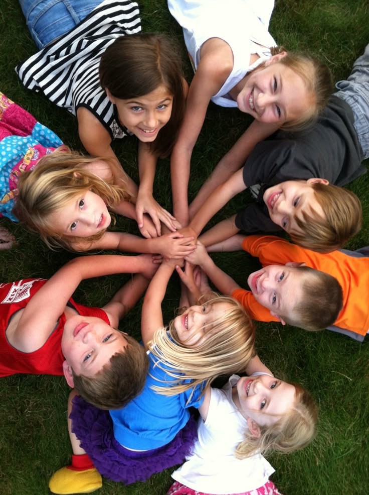 Copii și educatoare într-o clasă luminoasă